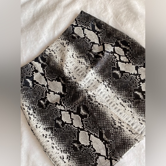 NWT Pleather Snakeskin Mini Skirt (M) - Picture 4 of 9